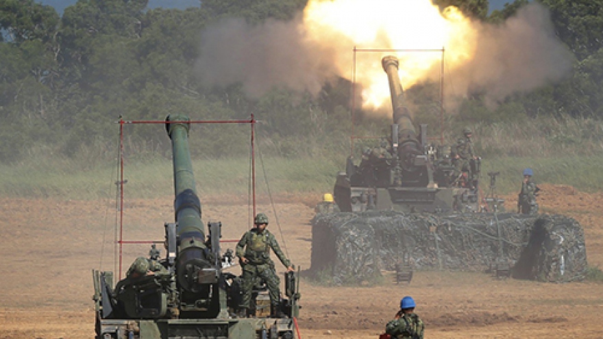 Đài Loan tập trận bắn đạn thật, xe tăng và đại bác ồ ạt dội hỏa lực trong đêm